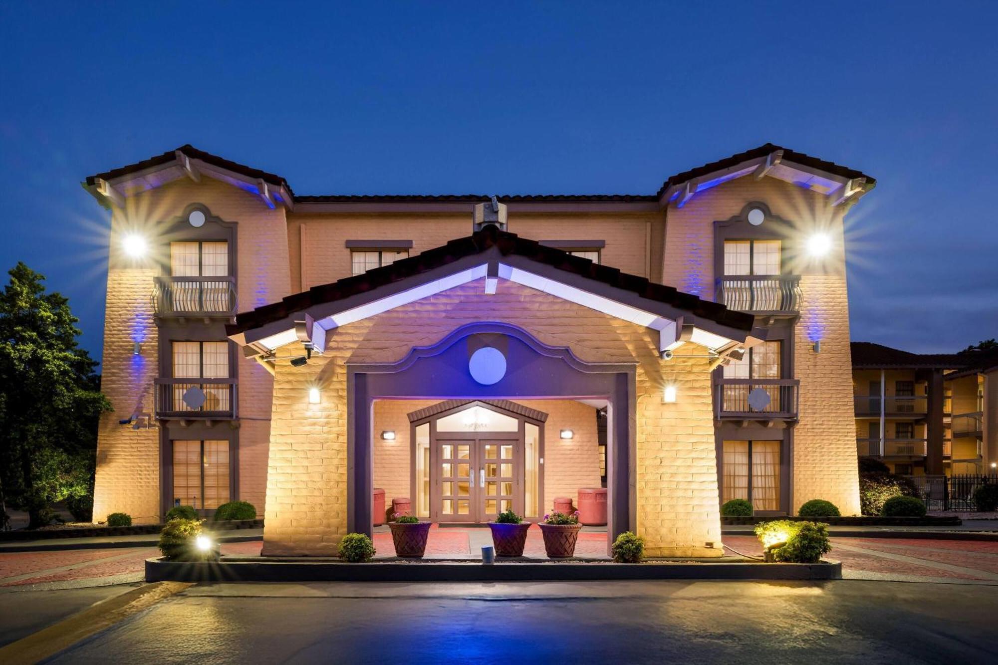 Days Inn By Wyndham Birmingham/West Экстерьер фото