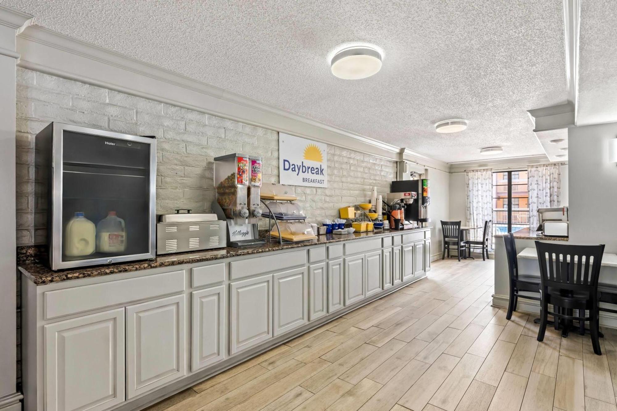Days Inn By Wyndham Birmingham/West Экстерьер фото
