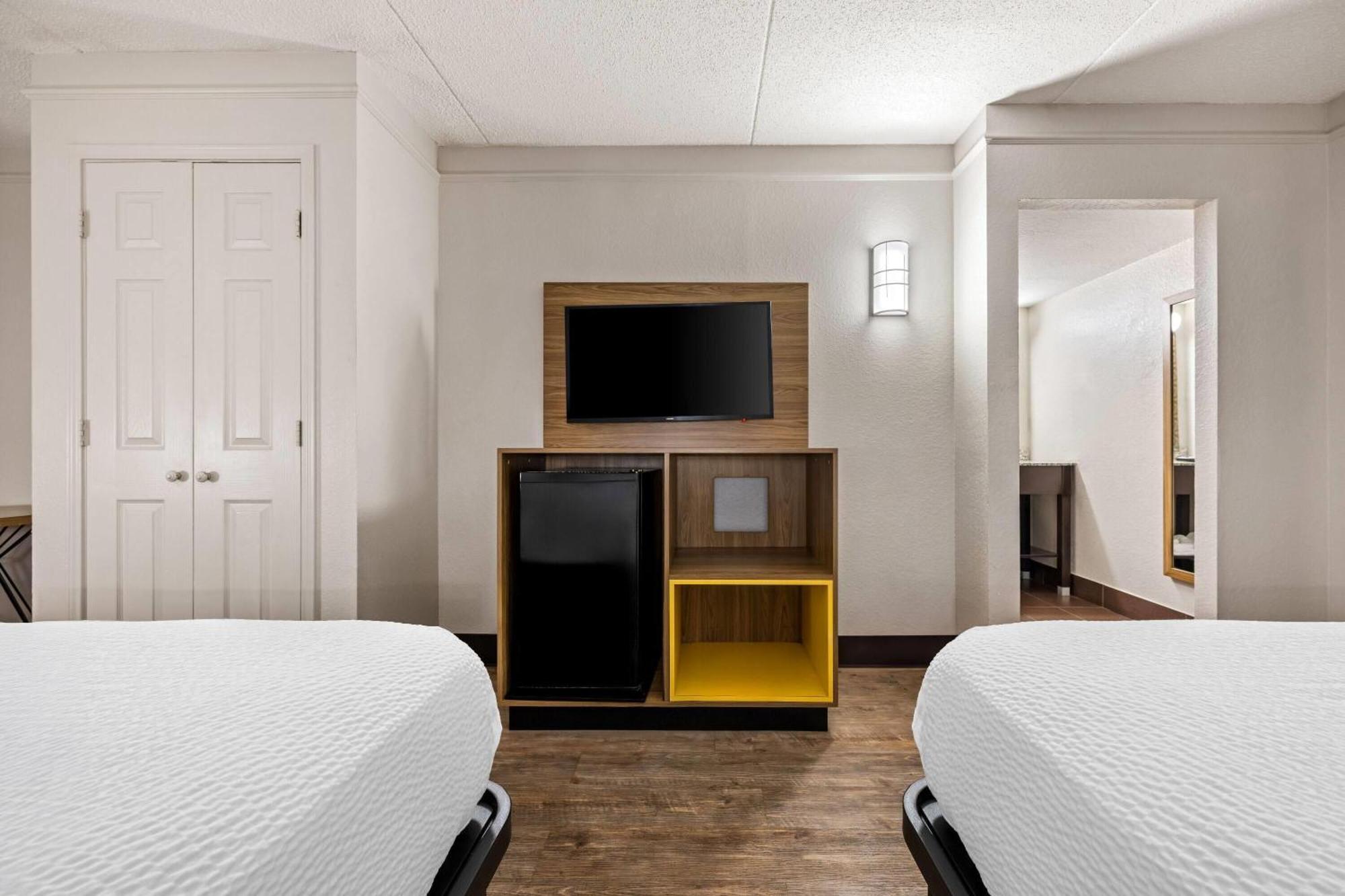 Days Inn By Wyndham Birmingham/West Экстерьер фото