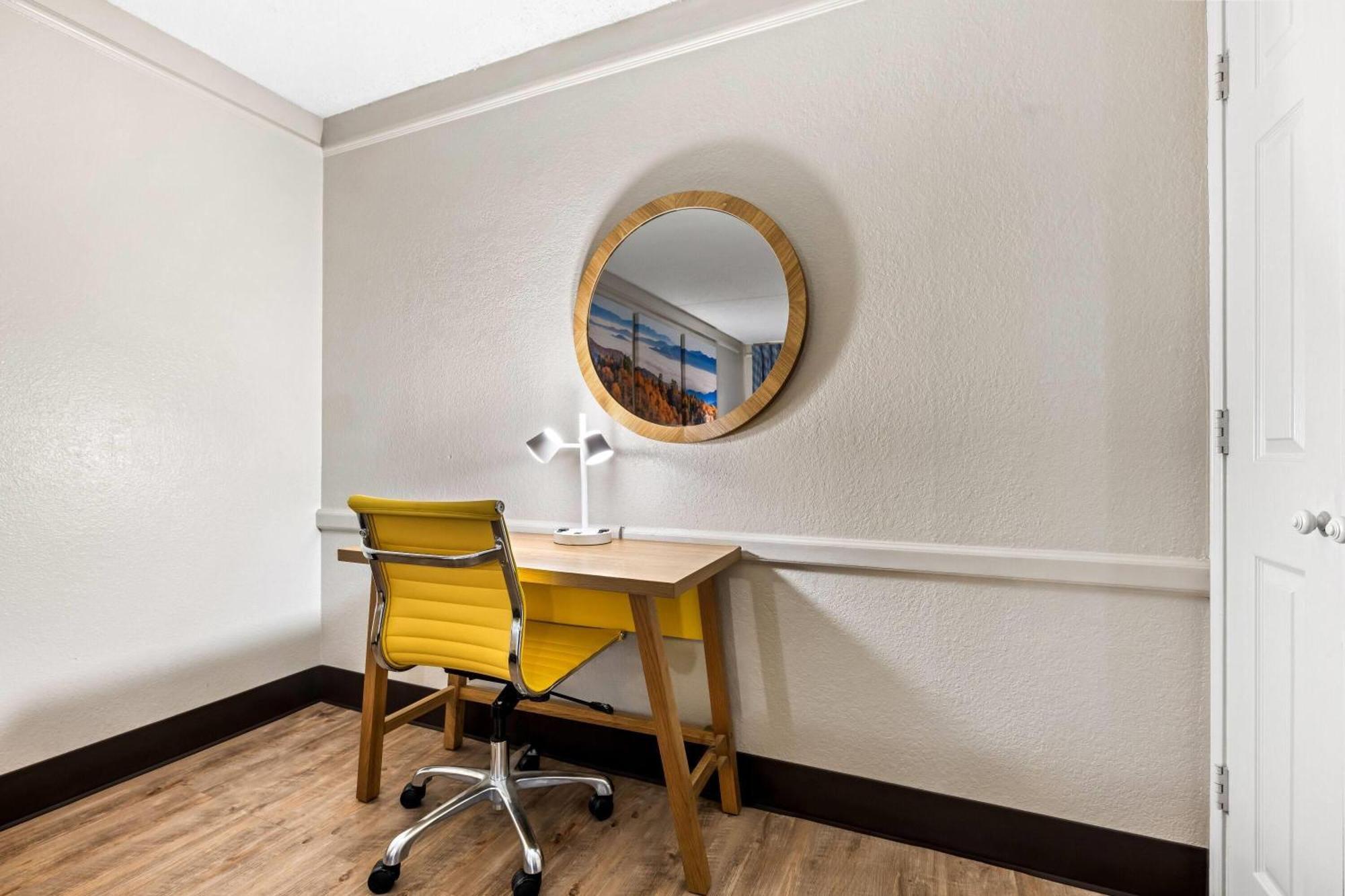 Days Inn By Wyndham Birmingham/West Экстерьер фото