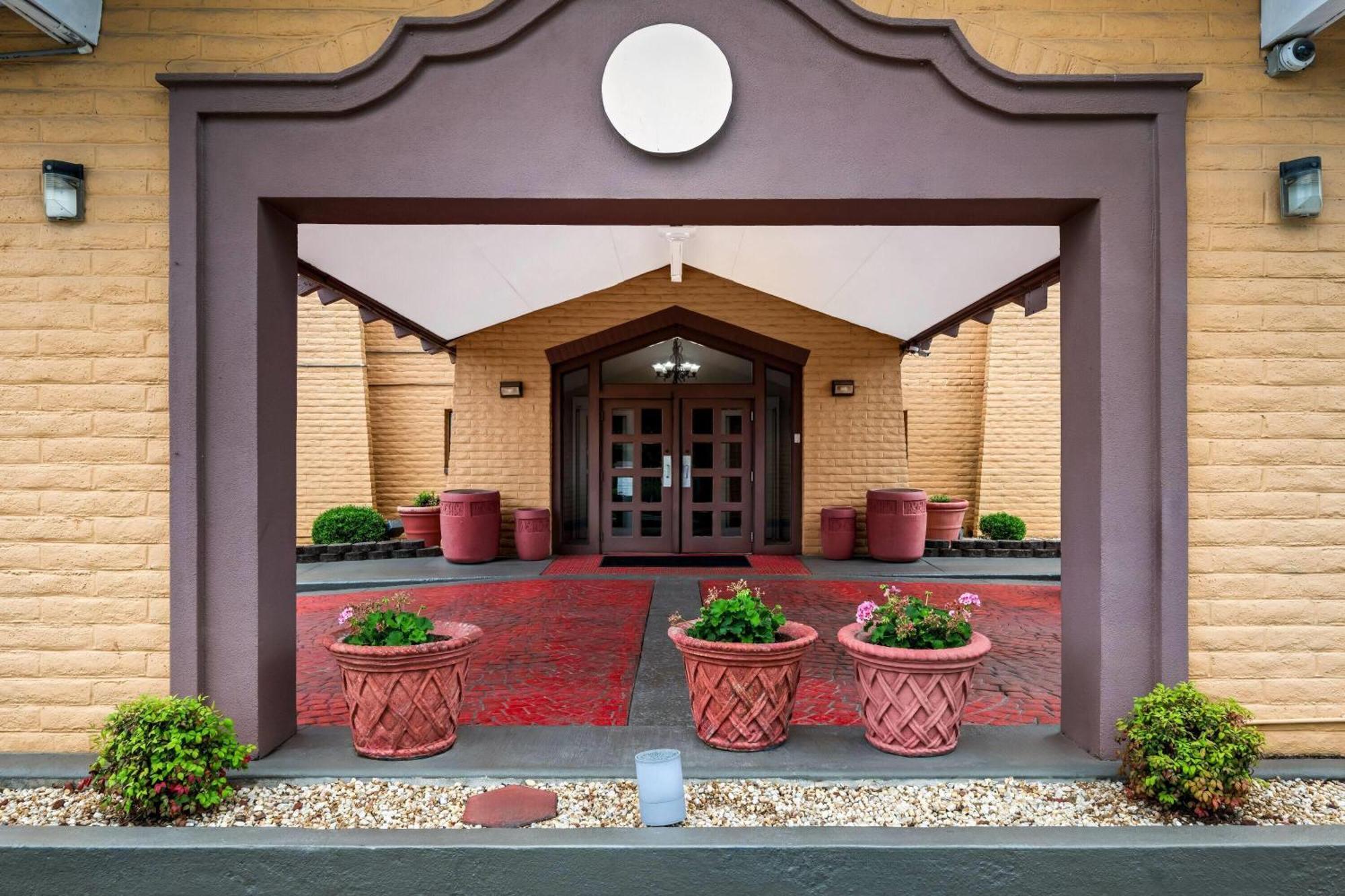 Days Inn By Wyndham Birmingham/West Экстерьер фото