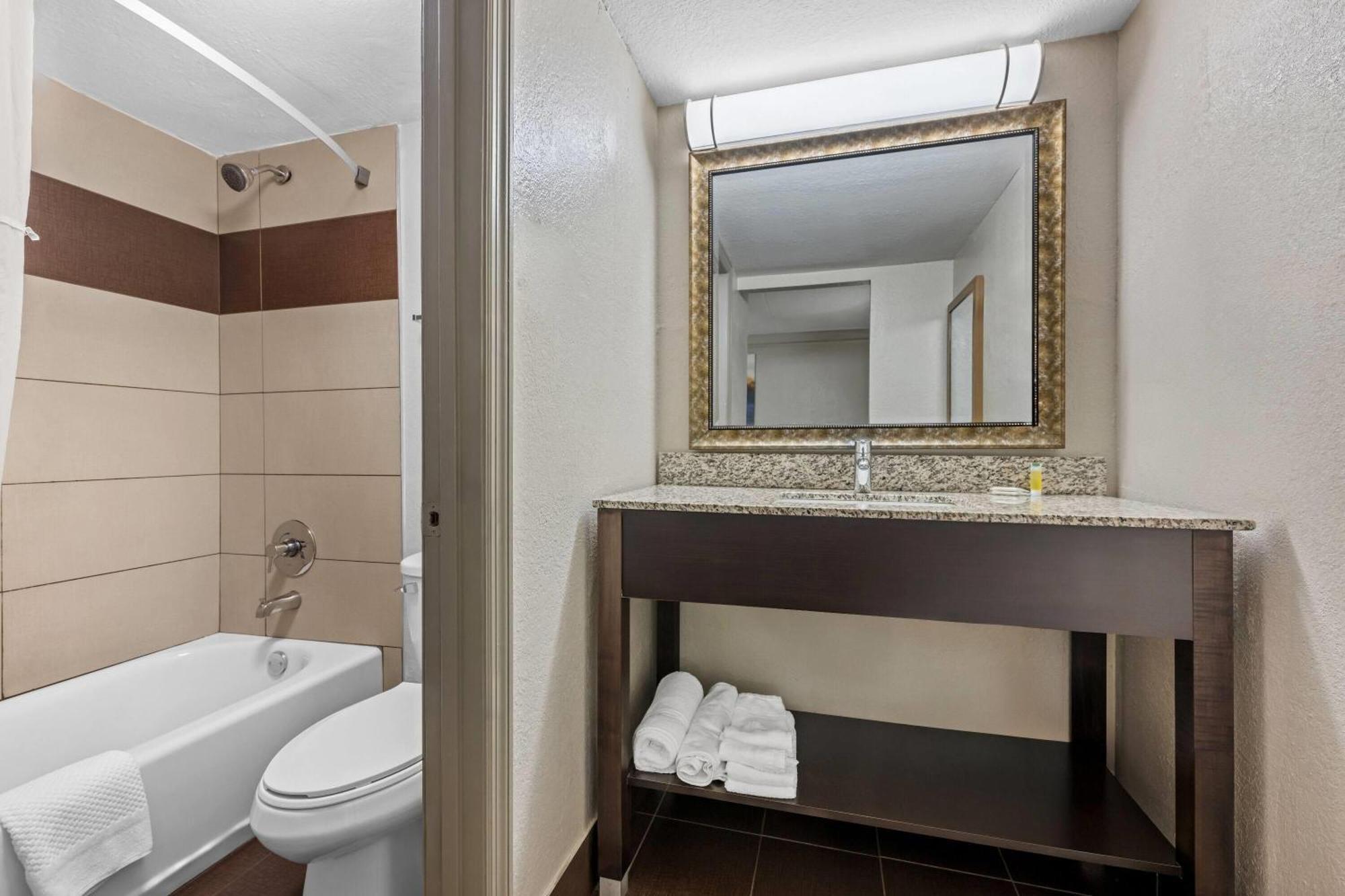 Days Inn By Wyndham Birmingham/West Экстерьер фото