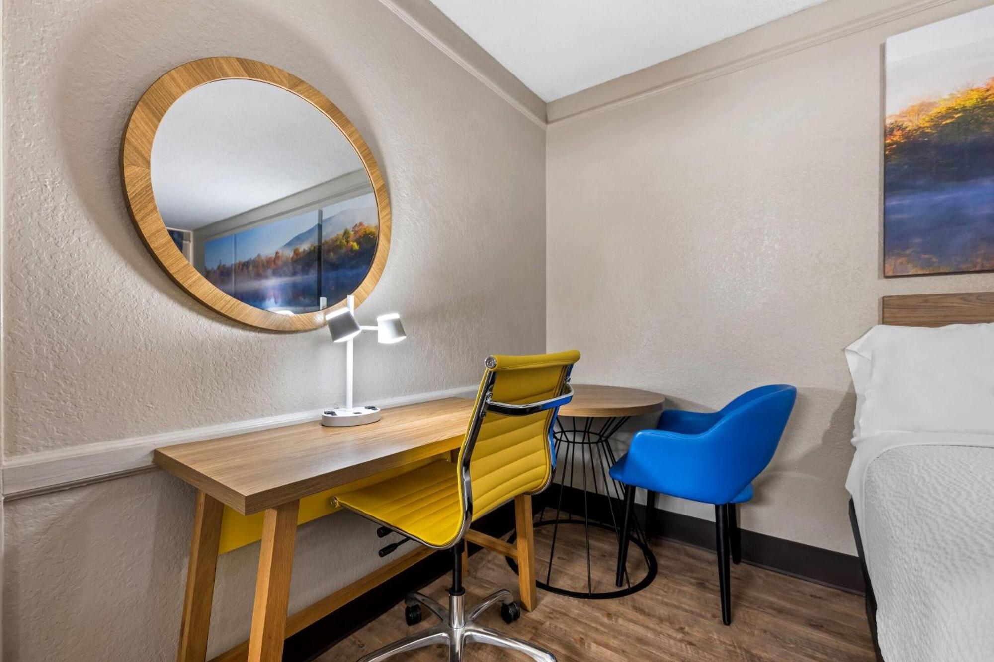 Days Inn By Wyndham Birmingham/West Экстерьер фото