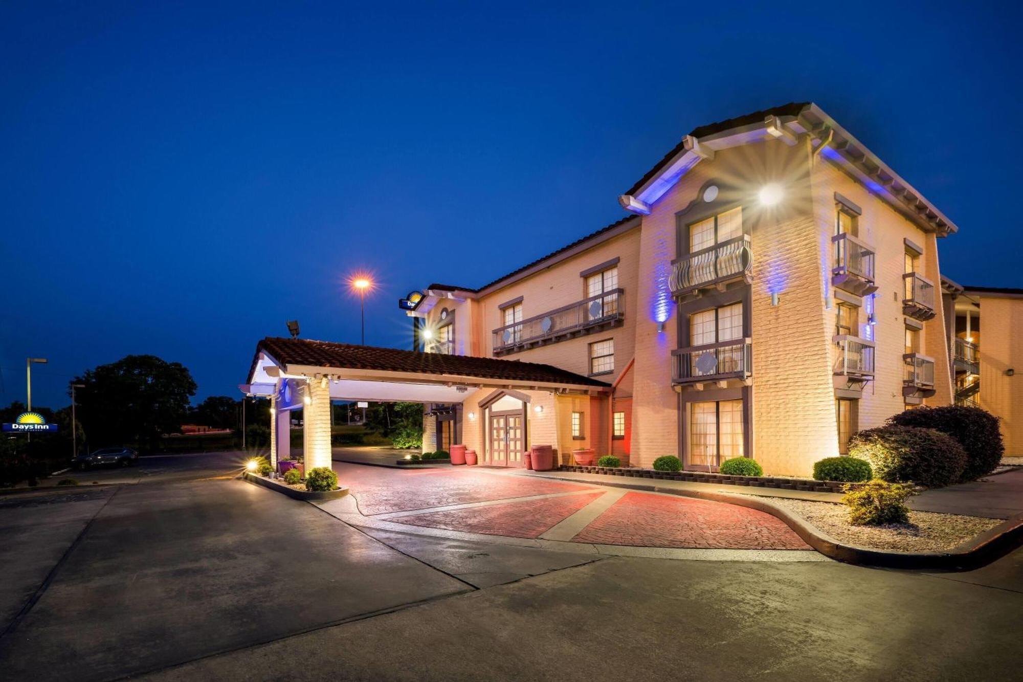 Days Inn By Wyndham Birmingham/West Экстерьер фото