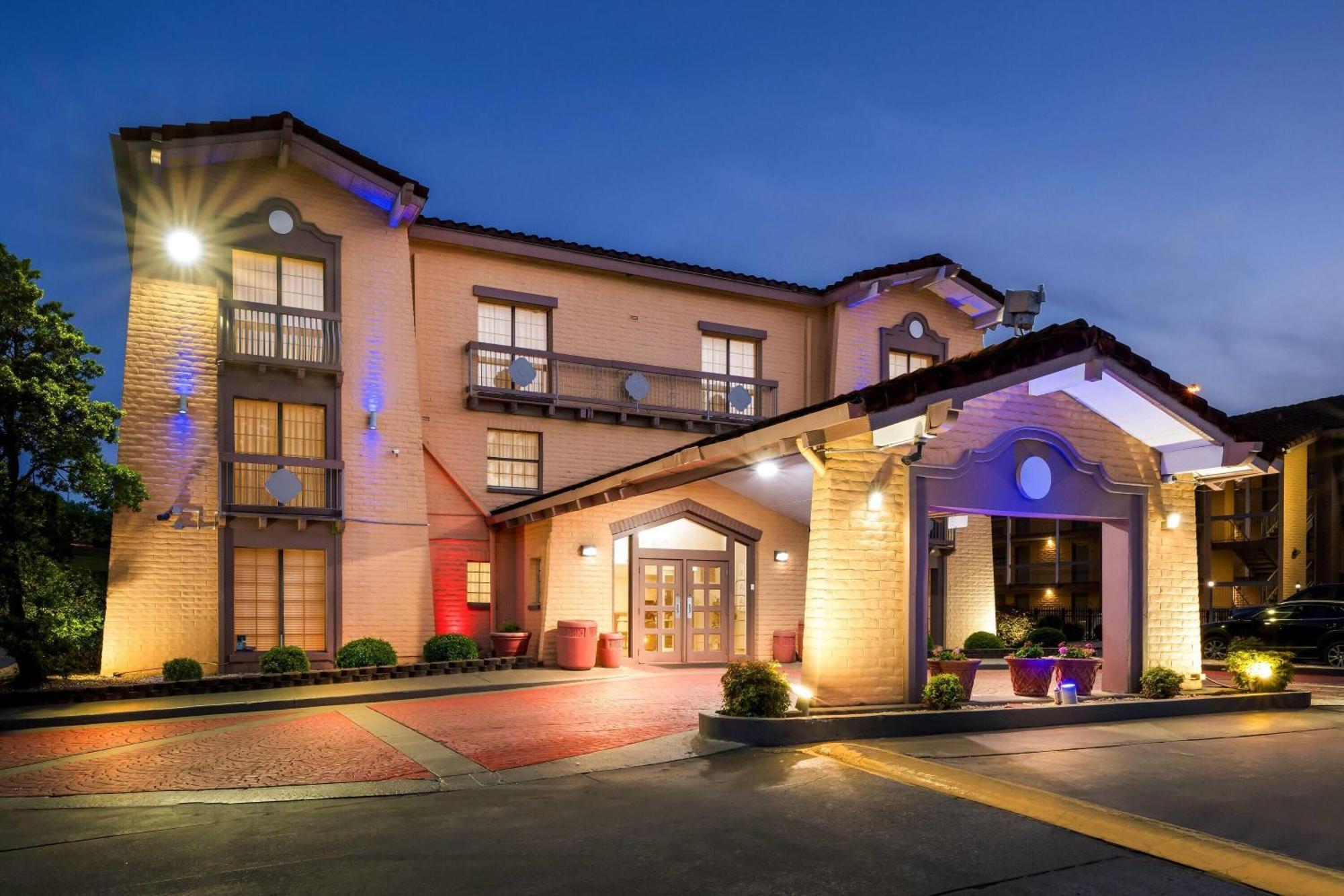 Days Inn By Wyndham Birmingham/West Экстерьер фото