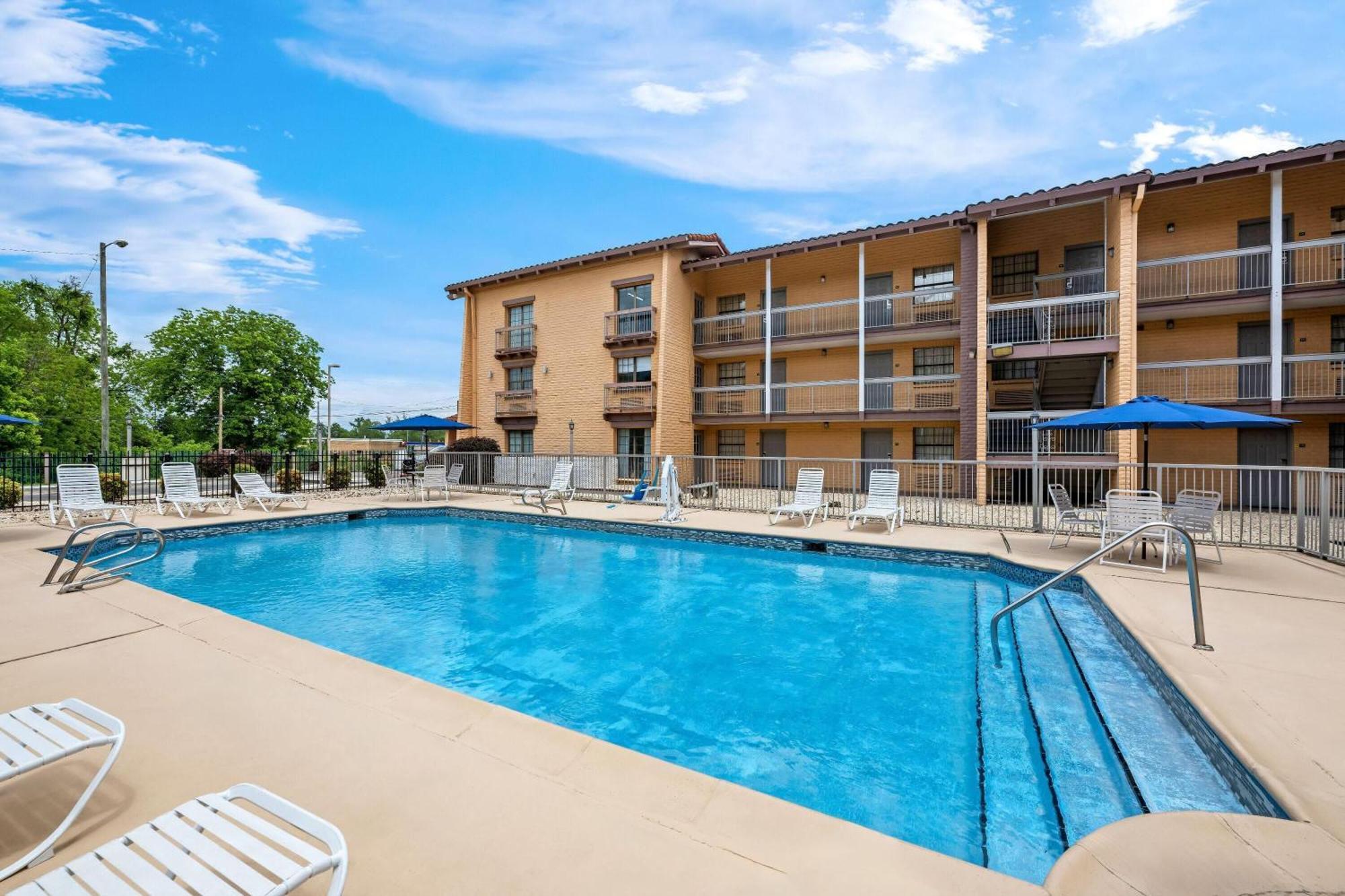 Days Inn By Wyndham Birmingham/West Экстерьер фото