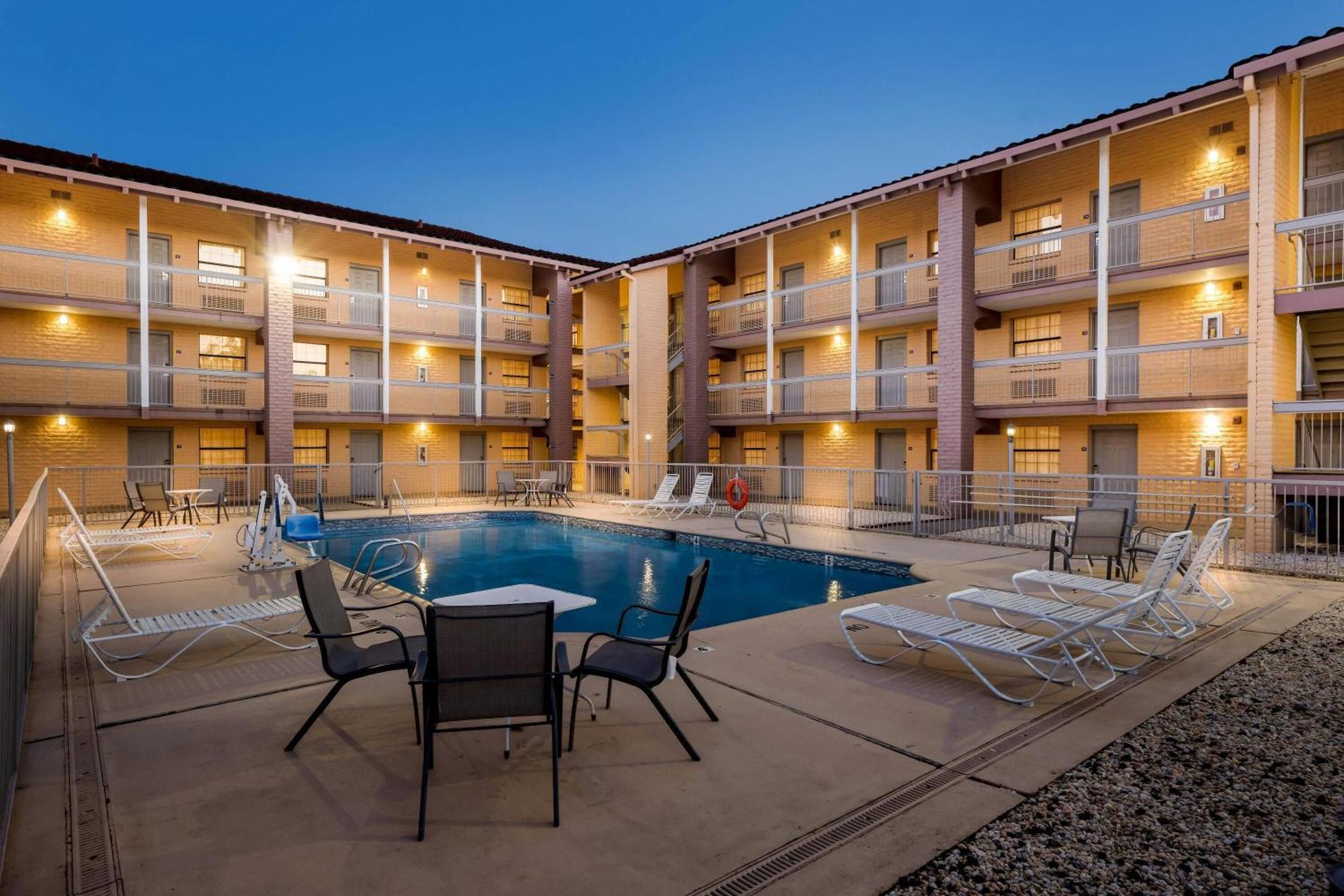 Days Inn By Wyndham Birmingham/West Экстерьер фото